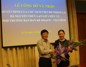 GS.TS. Nguyễn Quang Thuấn, Phó Chủ tịch Viện Hàn lâm <br> trao quyết định và tặng hoa cho ThS. Nguyễn Thủy Lan  