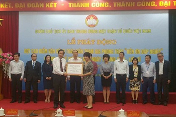 Đ/c Cao Thị Kim Thu, Phó Chủ tịch Thường trực Công đoàn Viện Hàn lâm Khoa học xã hội Việt Nam trao quà ủng hộ