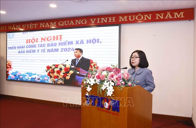 Phó Tổng Giám đốc Thông tấn xã Việt Nam Đoàn Thị Tuyết Nhung báo cáo sơ kết 6 tháng đầu năm 2024 của Khối thi đua.<br>Ảnh: Doãn Tấn/TTXVN