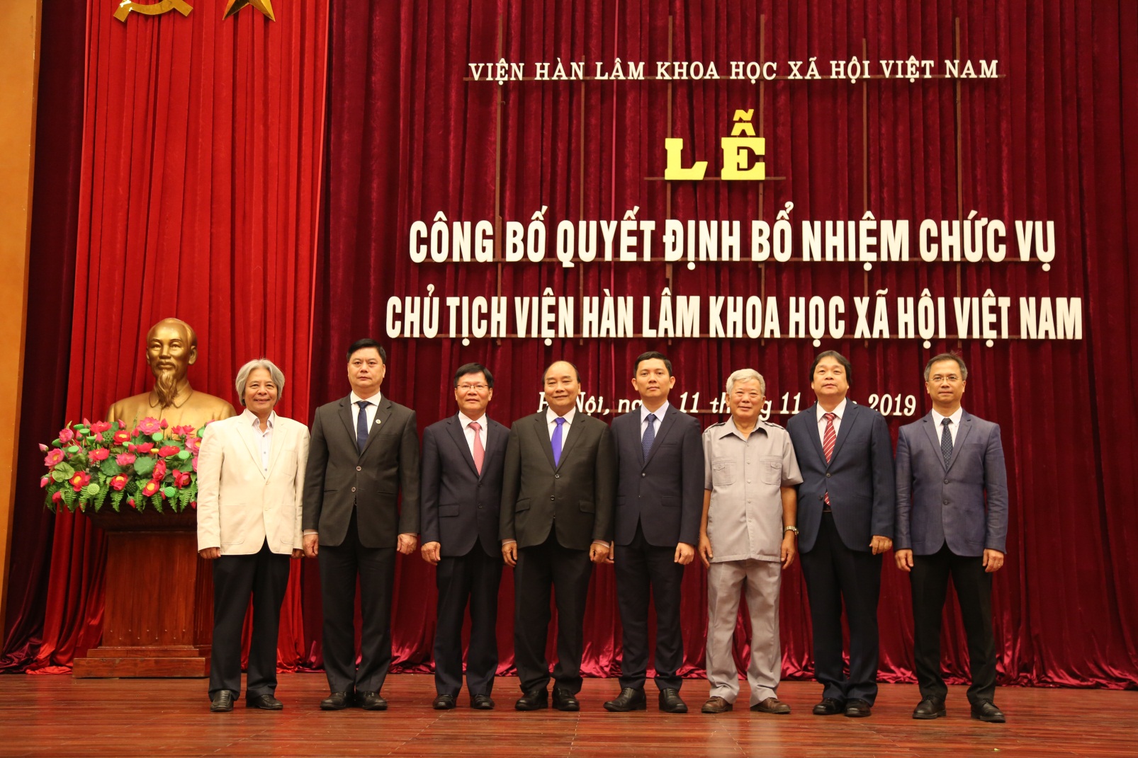 Tân Chủ tịch Bùi Nhật Quang chụp ảnh lưu niệm cùng Lãnh đạo các thế hệ tiền nhiệm và đương nhiệm tại buổi Lễ