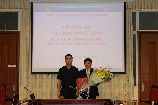 GS.TS. Phạm Văn Đức trao Quyết định và tặng hoa cho<br>tân Phó Giám đốc Trung tâm UDCNTT – TS. Nguyễn Xuân Khoát