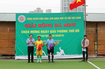 PGS.TS. Đinh Quang Hải tặng hoa cho đại diện Tổ trọng tài <br>và đại diện cầu thủ  tham gia Giải