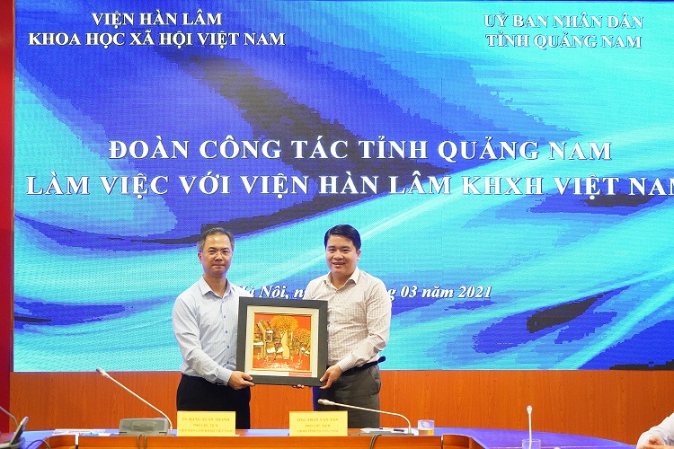 TS. Đặng Xuân Thanh tặng quà lưu niệm cho tỉnh Quảng Nam