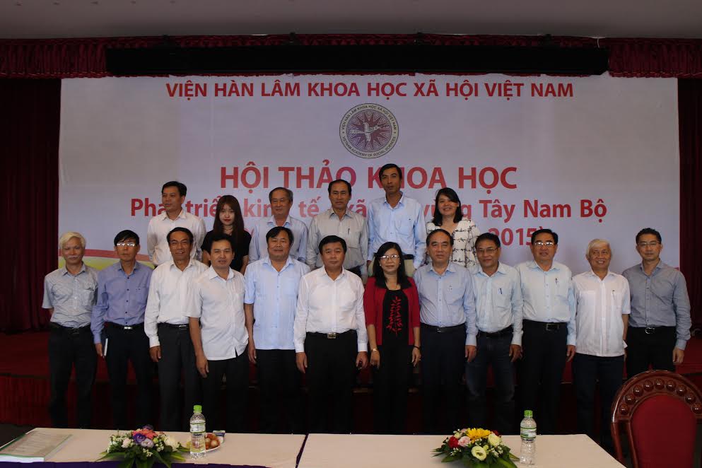 Các đại biểu tham dự Hội thảo chụp ảnh lưu niệm