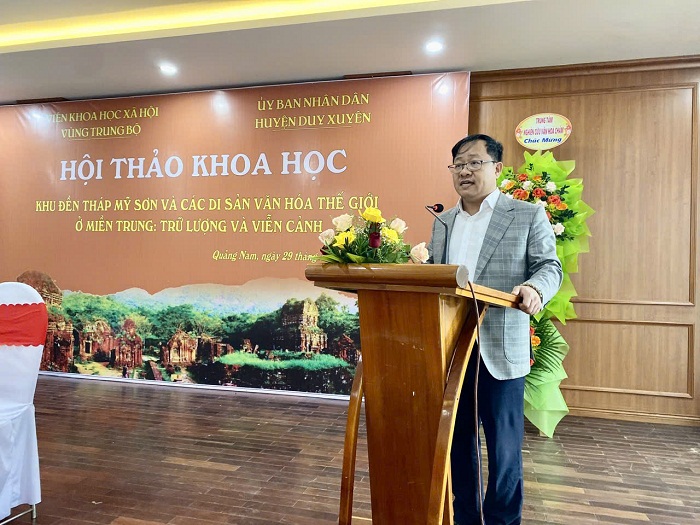 TS. Hoàng Hồng Hiệp, Quyền Viện trưởng Viện Khoa học xã hội vùng Trung Bộ phát biểu khai mạc Hội thảo