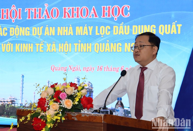 Tiến sĩ Hoàng Hồng Hiệp, Quyền Viện trưởng Viện Khoa học xã hội vùng Trung Bộ trình bày tham luận tại hội thảo