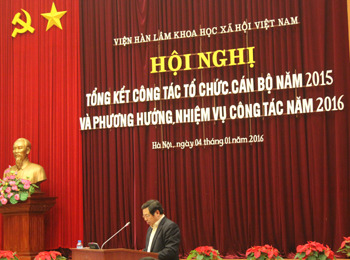 PGS.TS. Trần Minh Tuấn, Trưởng ban Ban Tổ chức - Cán bộ <br>trình bày Báo cáo tổng kết tại Hội nghị