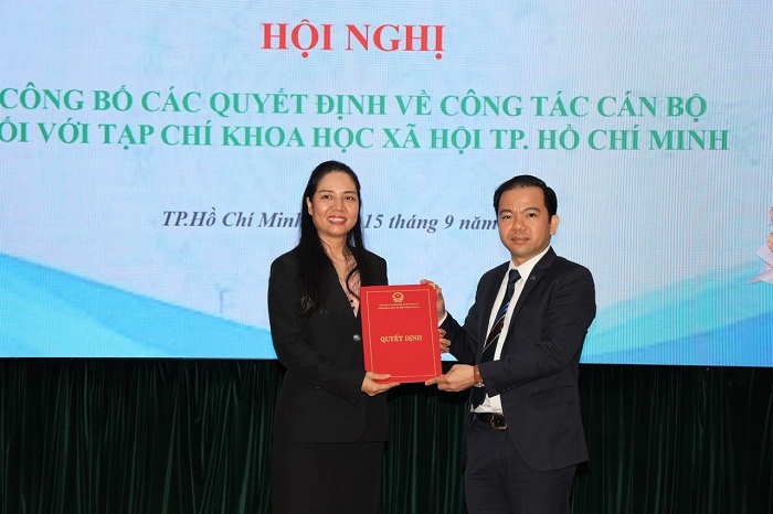 PGS.TS. Vũ Tuấn Hưng trao Quyết định Tổng biên tập Tạp chí  cho TS Nguyễn Thị Luyện