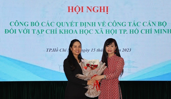 TS Phạm Ngọc Hường (Thư ký Tòa soạn) thay mặt Tạp chí tặng hoa,  chức mừng Tân Tổng biên tập Nguyễn Thị Luyện