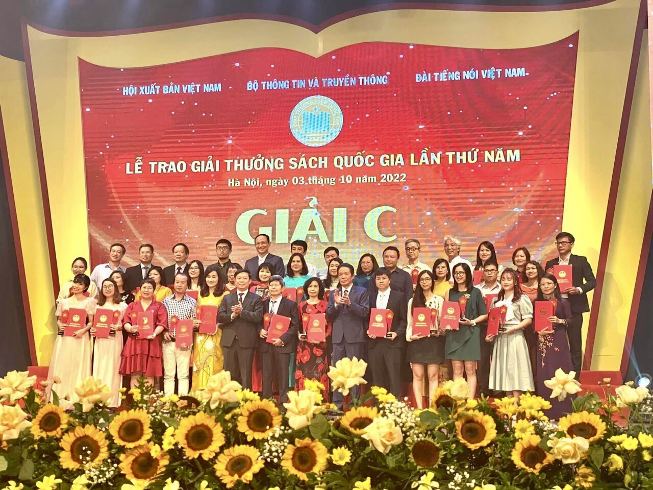 Phó Trưởng ban Tuyên giáo Trung ương Trần Thanh Lâm và Chủ tịch Hội Xuất bản Việt Nam Hoàng Vĩnh Bảo trao 16 Giải C cho các tác giả, Nhà xuất bản và đối tác liên kết xuất bản.