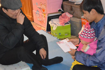 PGS.TS. Đinh Quang Hải thăm hỏi, động viên và trao quà <br>đ/c Thân Văn Tiệp – đoàn viên công đoàn Viện Khảo cổ học