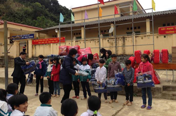 Đoàn cán bộ trao quà cho các cháu học sinh trường phổ thông <br>dân tộc bán trú THCS Mỏ Vàng