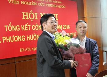 GS.TS. Nguyễn Quang Thuấn trao quyết định và tặng hoa <br>cho TS. Hoàng Thế Anh