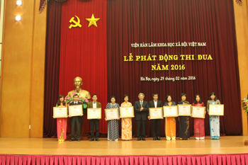 GS.TS. Võ Khánh Vinh trao Danh hiệu Chiến sĩ thi đua<br> cấp Viện Hàn lâm năm 2015 cho các cá nhân