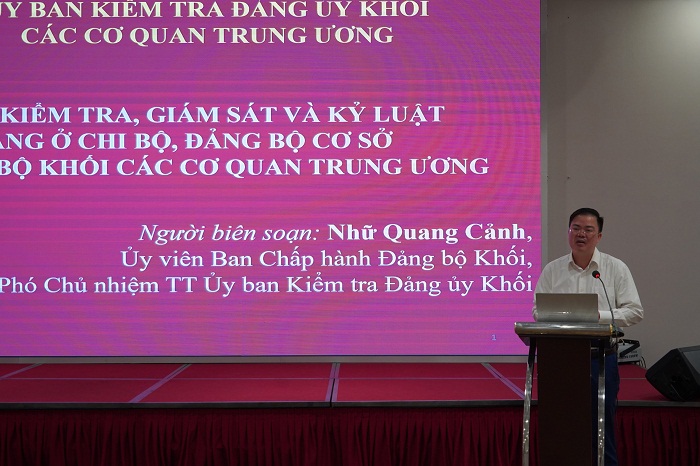 Đồng chí Nhữ Quang Cảnh, Phó Chủ nhiệm UBKT Đảng ủy Khối các cơ quan Trung ương trình bày báo cáo chuyên đề về công tác kiểm tra, giám sát