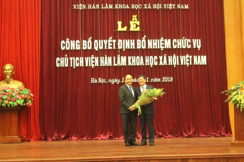 Thủ tướng Nguyễn Xuân Phúc tặng hoa tri ân GS.TS. Nguyễn Quang Thuấn (nguyên Chủ tịch Viện Hàn lâm) tại buổi Lễ