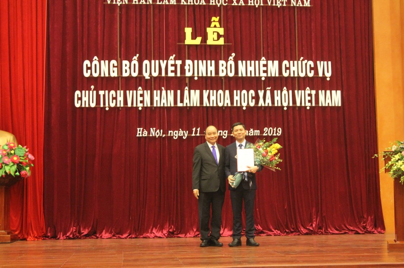 Thủ tướng Nguyễn Xuân Phúc trao Quyết định và tặng hoa chúc mừng PGS.TS. Bùi Nhật Quang tại buổi Lễ