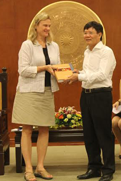  TS. Mary Byrne McDonnell tặng quà <br>GS.TS. Nguyễn Quang Thuấn 