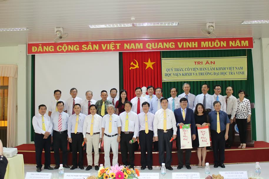 Các Tiến sĩ được đào tạo tại Học viện Khoa học xã hội giai đoạn 2010 – 2015 chụp ảnh lưu niệm cùng các đại biểu tham dự Hội nghị