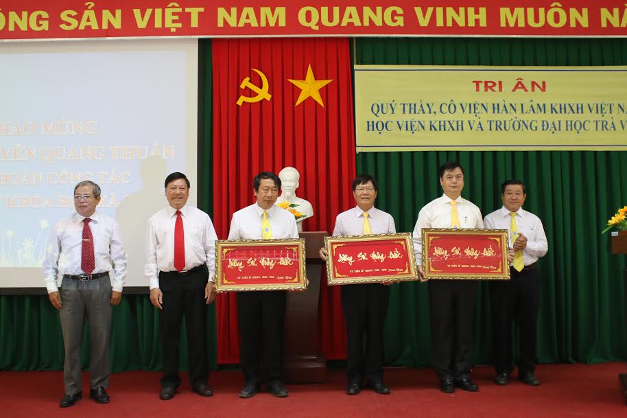 TS. Trần Văn Rón, Uỷ viên Trung ương Đảng, <br>Bí thư tỉnh uỷ Vĩnh Long tặng quà tri ân các thầy giáo