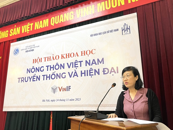 TS. Trần Thị Phương Hoa trình bày tham luận tại Hội thảo