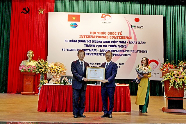 Phó Chủ tịch Đặng Xuân Thanh trao Bằng khen cho GS. Shimane Katsumi, Trường Đại học Senshu về những đóng góp to lớn cho sự nghiệp xây dựng và phát triển Viện Hàn lâm Khoa học xã hội Việt Nam