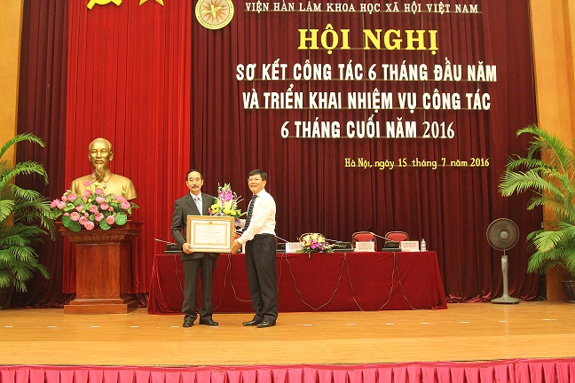 Thừa ủy quyền của Chủ tịch nước, GS.TS. Nguyễn Quang Thuấn trao tặng Huân chương Lao động hạng ba cho<br> PGS.TS. Nguyễn Như Phát