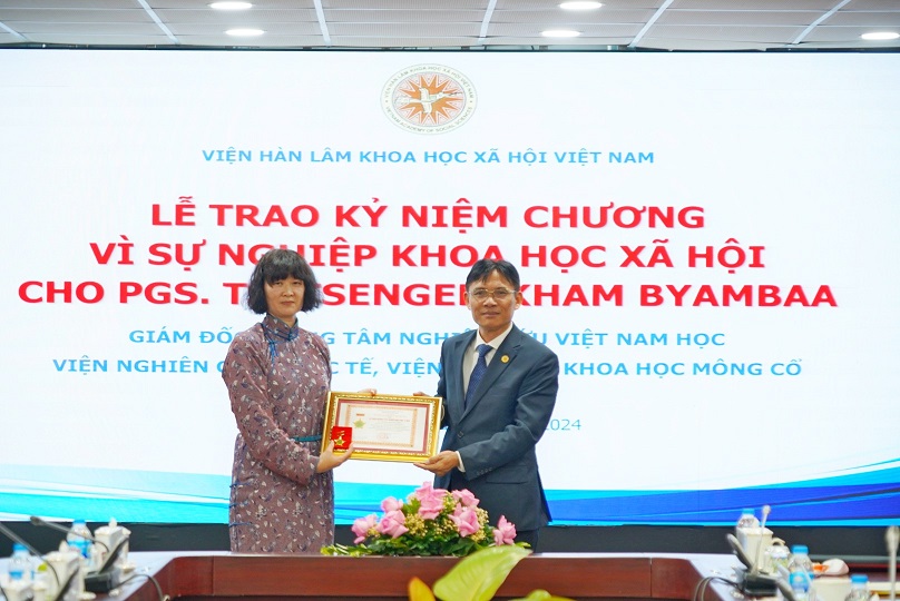 PGS.TS. Nguyễn Đức Minh, Phó Chủ tịch Viện Hàn lâm trao kỷ niệm chương Vì sự nghiệp khoa học xã hội <br>cho PGS.TS. Tsengellkham Byambaa, MAS