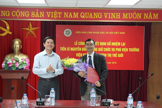 Phó Chủ tịch Viện Hàn lâm – PGS.TS. Bùi Nhật Quang<br>trao Quyết định và tặng hoa cho TS. Nguyễn Bình Giang