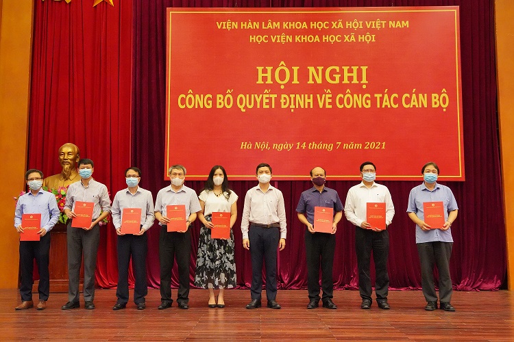 PGS.TS. Bùi Nhật Quang trao Quyết định cho các tân Trưởng Khoa của Học viện KHXH