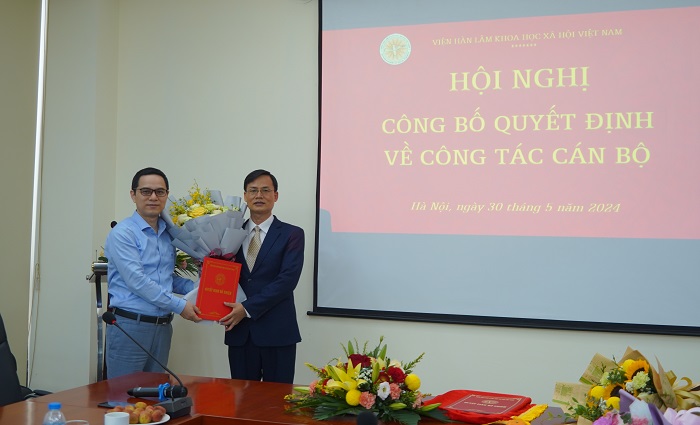 PGS.TS. Tạ Minh Tuấn, Phó Chủ tịch Viện Hàn lâm trao Quyết định và tặng hoa cho TS. Nguyễn Cao Đức, Phó Viện trưởng</br> Viện Nghiên cứu Châu Mỹ, Phụ trách Viện Nghiên cứu Châu Mỹ