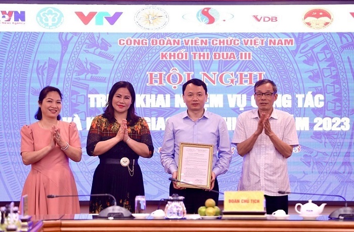 Ông Phạm Văn Quân - Ủy viên Ban Thường vụ, Trưởng ban Ban Chính sách pháp luật và </br>Quan hệ lao động Công đoàn Viên chức Việt Nam trao Quyết định công nhận Trưởng, Phó Khối năm 2023