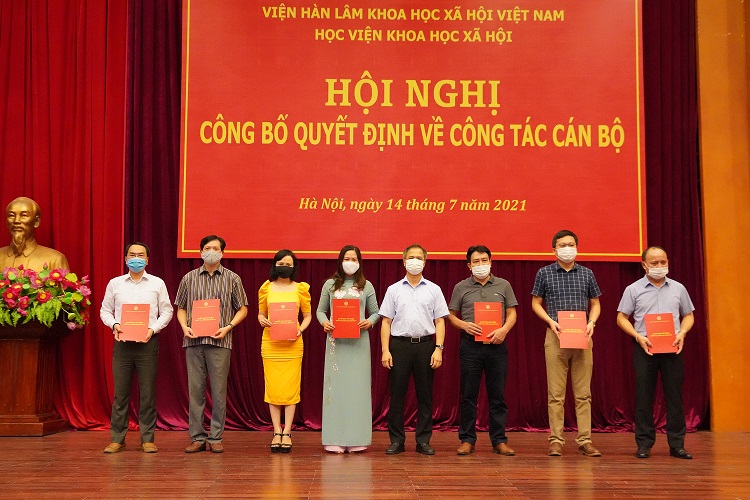 TS. Đặng Xuân Thanh trao Quyết định cho các tân Phó Trưởng khoa của Học viện KHXH