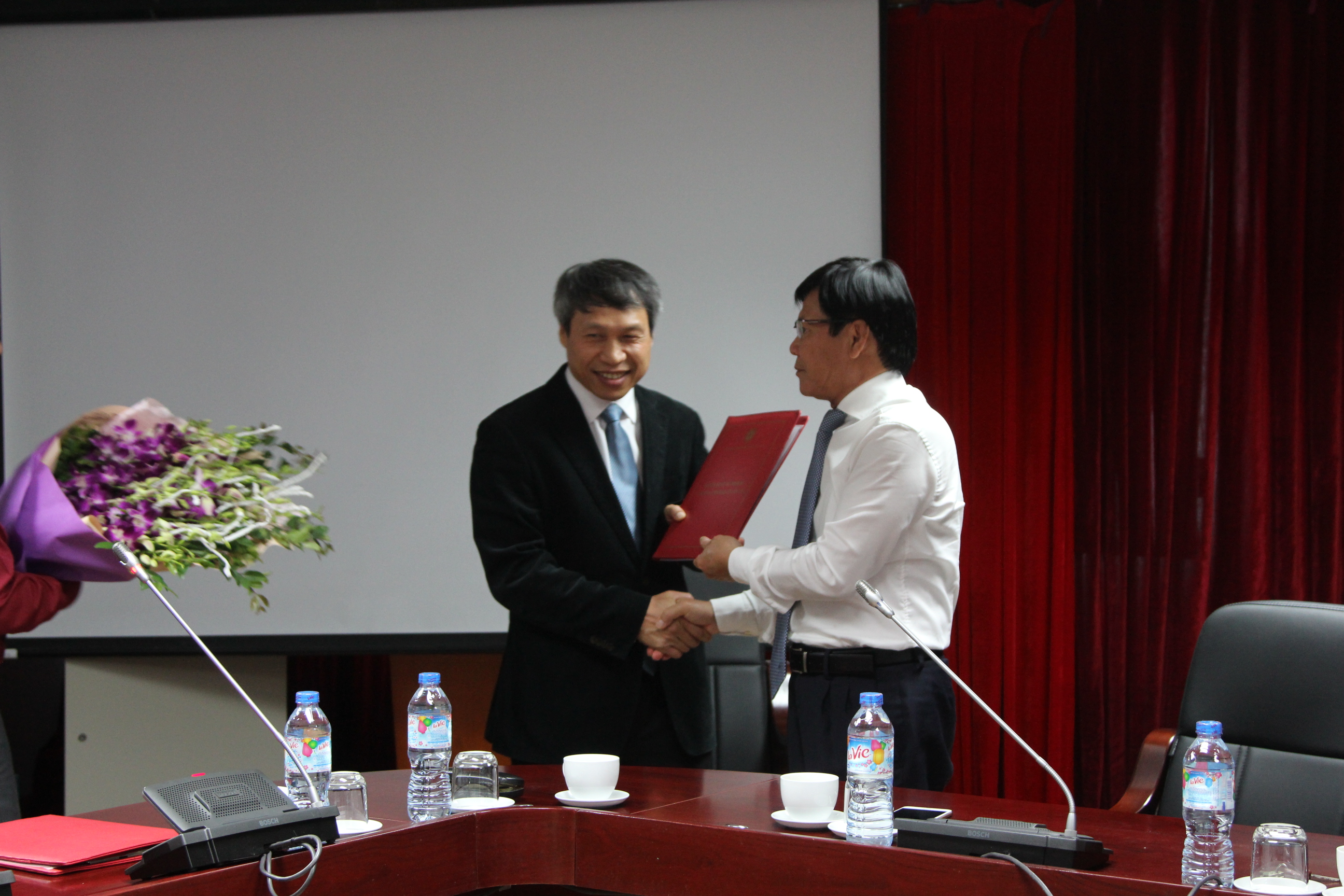 Chủ tịch Viện Hàn lâm - GS.TS. Nguyễn Quang Thuấn trao quyết định cho Viện trưởng Bùi Quang Tuấn