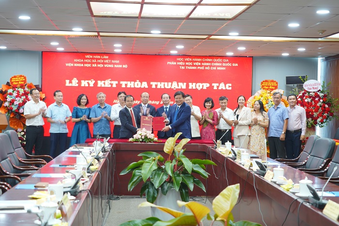 Trao thỏa thuận hợp tác giữa hai đơn vị