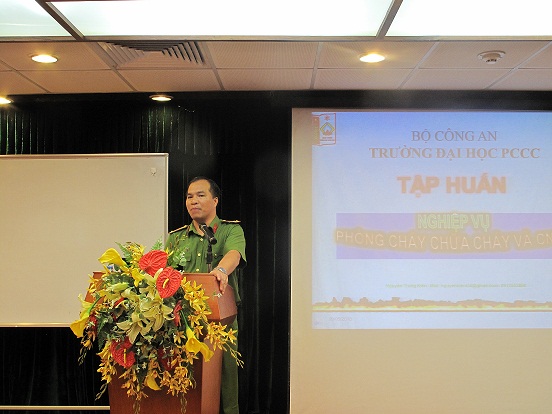 Trung tá Nguyễn Trung Kiên trình bày bài giảng tại buổi Tập huấn