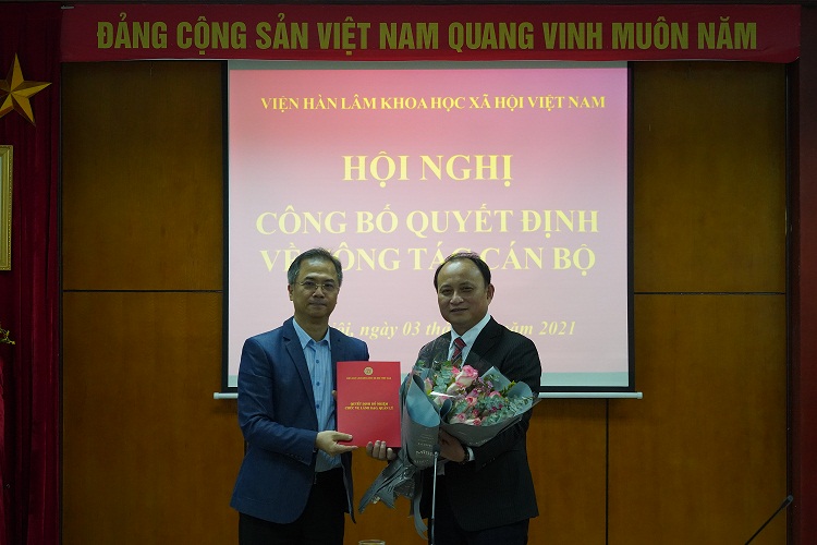 Phó Chủ tịch Viện Hàn lâm - TS. Đặng Xuân Thanh trao Quyết định và tặng hoa cho PGS.TS. Nguyễn Huy Hoàng