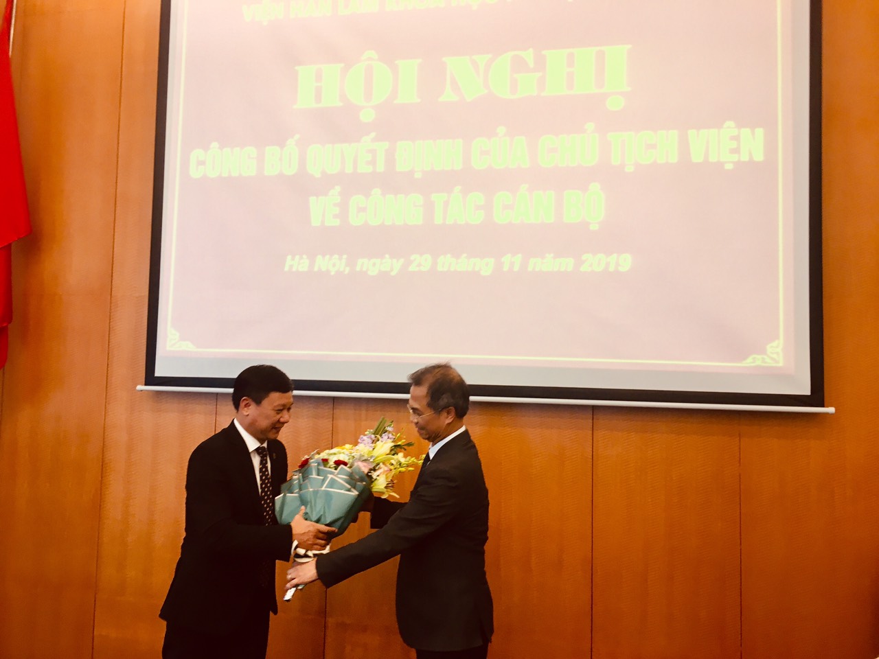TS. Đặng Xuân Thanh tặng hoa chúc mừng PGS.TS. Phạm Văn Dương tại buổi lễ