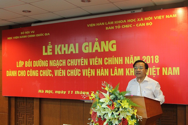 TS. Nguyễn Đăng Quế, Phó Giám đốc Học viện Hành chính quốc gia phát biểu tại buổi lễ