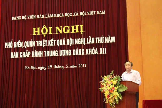 TS. Nguyễn Thắng, Giám đốc Trung tâm Phân tích và Dự báo<br> thuyết trình tại Hội nghị