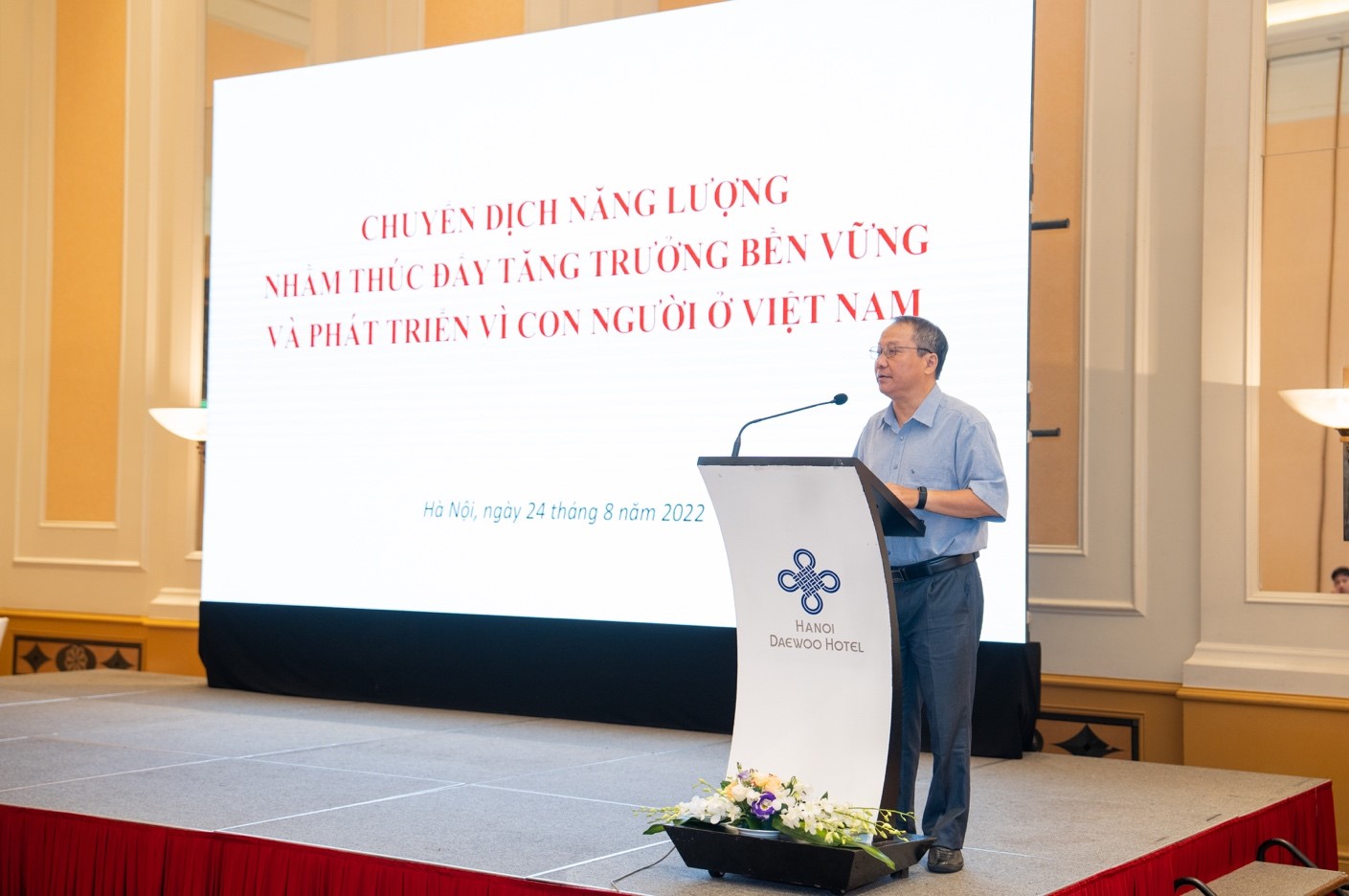 TS. Nguyễn Thắng - Nguyên Giám đốc Trung tâm Phân tích và Dự báo, Viện Hàn lâm Khoa học xã hội Việt Nam, đại diện nhóm nghiên cứu trình bày tham luận “Chuyển dịch năng lượng nhằm thúc đẩy tăng trưởng bền vững và phát triển vì con người ở Việt Nam”