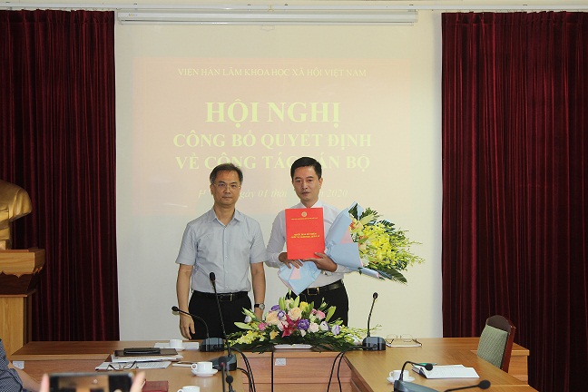 Phó Chủ tịch Đặng Xuân Thanh trao Quyết định và tặng hoa cho TS. Phạm Cao Cường