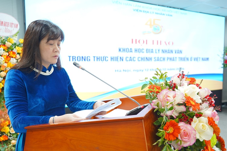 TS. Bùi Thị Vân Anh, Phó Viện trưởng Viện Địa lý nhân văn phát biểu đề dẫn tại Hội thảo