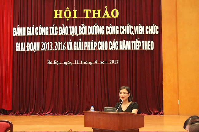 Đại diện học viên - TS. Vũ Thị Thu Hà, Viện Văn học trình bày<br>tham luận tại Hội thảo