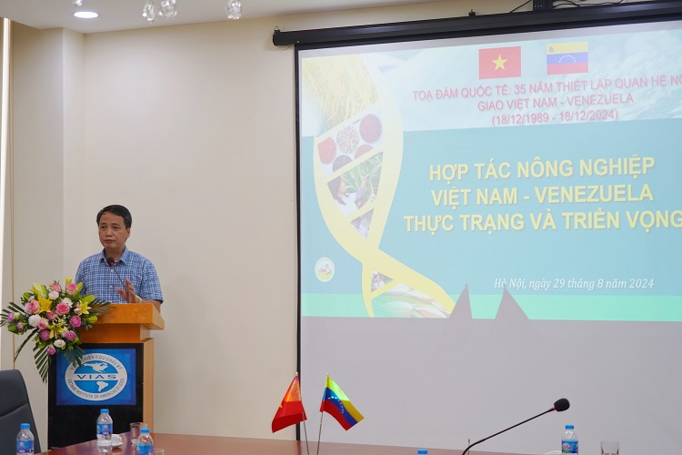 TS. Nguyễn Xuân Dũng, Phó Giám đốc Trung tâm Chuyển giao công nghệ và Khuyến nông, Viện Khoa học Nông nghiệp Việt Nam trình bày tham luận “Hợp tác nông nghiệp Việt Nam- Venezuela: Thực trạng và triển vọng”