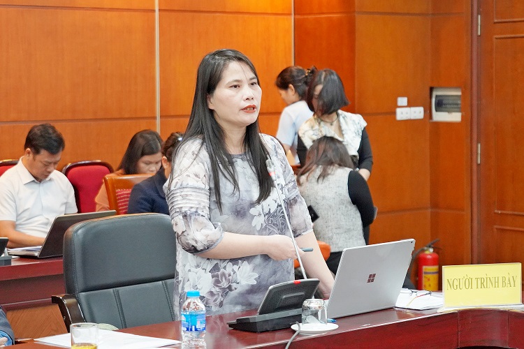 TS. Trần Hồng Thu, Viện Dân tộc học trình bày báo cáo đầu tiên tại Hội thảo