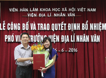 Phó Chủ tịch Viện Hàn lâm PGS.TS. Bùi Nhật Quang <br> trao Quyết định và tặng hoa cho TS. Nguyễn Song Tùng