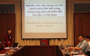 TS. Nguyễn Song Tùng  chủ nhiệm đề tài phát biểu tại Tọa đàm