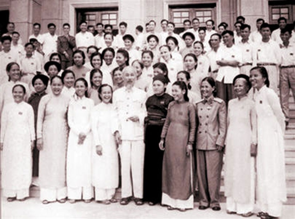 Chủ tịch Hồ Chí Minh và các nữ đại biểu tại Đại hội đại biểu Phụ nữ toàn quốc lần thứ III, tháng 9/1960 - Ảnh: Tư liệu