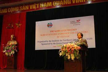 TS. Trần Quang Minh, Viện trưởng Viện Nghiên cứu Đông Bắc Á phát biểu tại buổi khai mạc